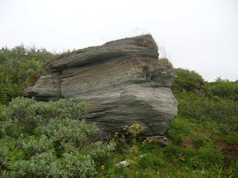 камень