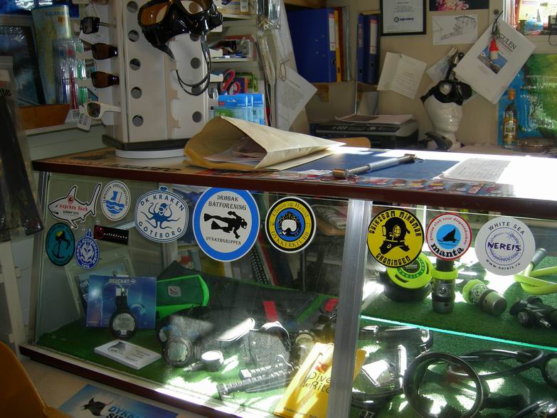 Прилавок магазина дайверского снаряжения при дайв-центре Прилавок магазина дайверского снаряжения при дайв-центре