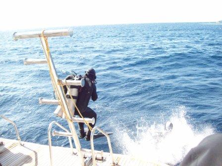 Они повесили полотенца на бра Они повесили полотенца на бра