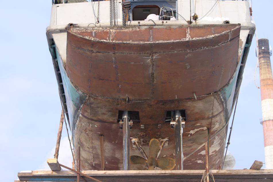 Новый дайвдек и временно смонтированная рулевка Новый дайвдек и временно смонтированная рулевка