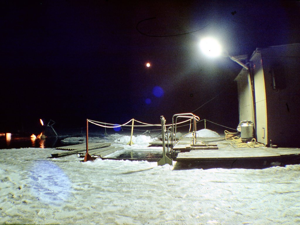 Понтон с будкой обеспечения на льду озера, 1985