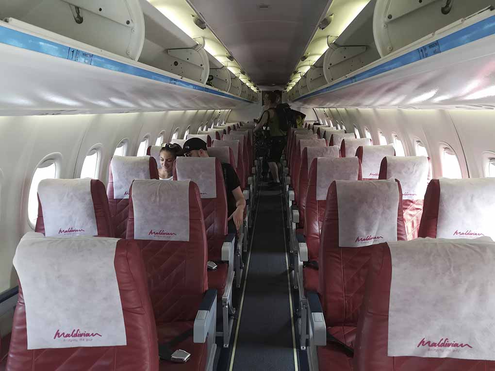 Салон самолета, летающего до о.Гана Салон самолета, летающего до о.Гана