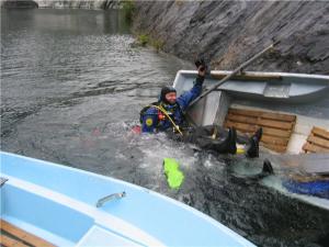 Лодка перевернута внезапно налетевшим шквалом (не успели убрать парус). Под водой два человека, я и Гоша Иванов. Марков еще держится.