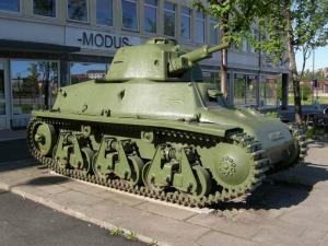 Легкий танк (HOTCHKIS). Памятник перед WAR MUSEUM.