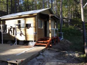 Добрый день всем! Мы доделали домик для дайверов. Очень уютный получился. Сделали площадку с вешалками для дайверов и для отдыха со столиками и стульями. Появился мангал. Можно и шашлычок сварганить. уютный класс для обучения и проведения брифингов перед и после погружений. Мини барная стойка для кофе, чая печенюшек и другого. Хорошая раздевалка с вешалками для одежды и костюмов. подчистили вход в воду, теперь удобнее входить. Разгребли ил возле берега при входе в воду. Теперь занимаемся Полигоном. в первую очередь погрузим тент для Open Water diver обучения. Скоро расчистим старую затопленную купалку для хорошего обзора под водой и так далее. Ждём всех для проведения хороших будней и выходных! С уважением Александр Носов.