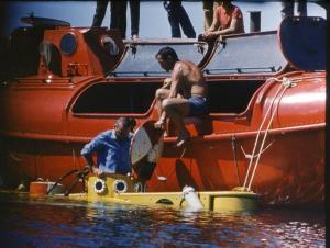 Подводный аппарат "Риф" рядом со шлюпкой судна-носителя "Сатурн" у пирса на мысе Большой Утриш, Черное море, 1986 г