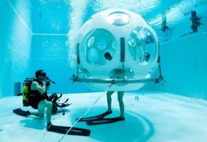 Заход в подводный ресторанчик Pearl в глубоководном бассейне NEMO 33