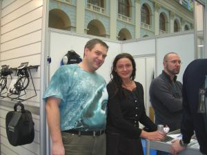 Олег Сидоренко с дамой. Непонятно приехал он посмотреть выставку или встретиться с дамой...