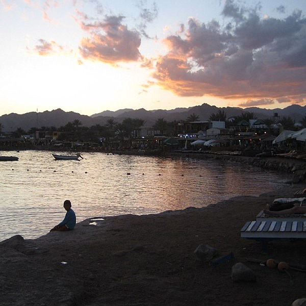 Дахаб, Лайтхаус. Сумерки. Солнце ушло за горы. Дахаб, Лайтхаус. Сумерки. Солнце ушло за горы.