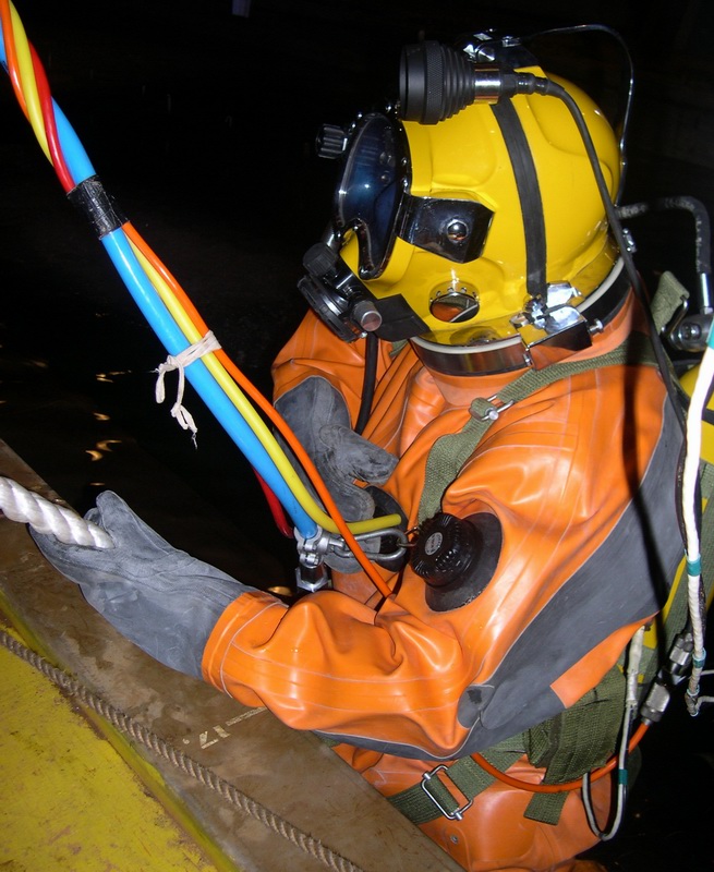 Испытания снаряжения в ледовом бассеине ААНИИ. Испытания снаряжения в ледовом бассеине ААНИИ.