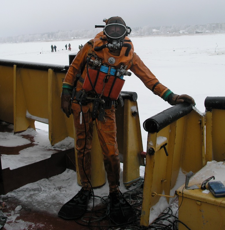 Наш корабль получил пробоину. Наш корабль получил пробоину.