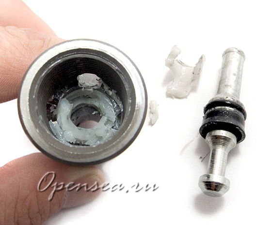 Извлечённый сердечник и разбитая капролоновая втулка Извлечённый сердечник и разбитая капролоновая втулка