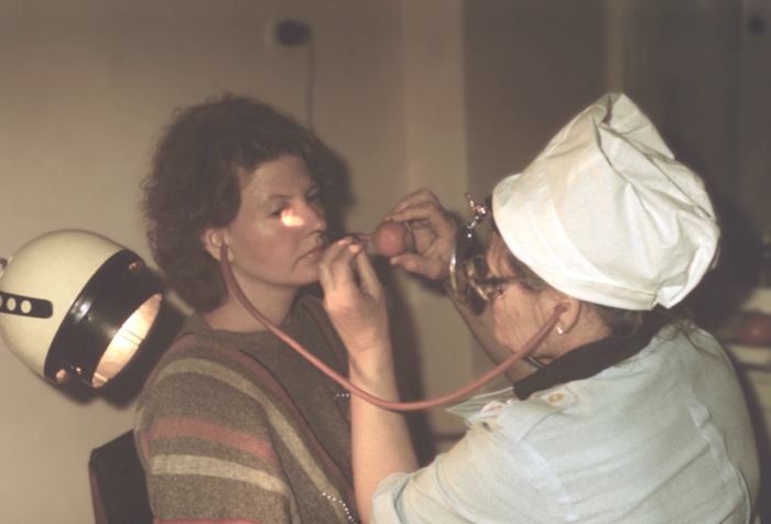 Продувание уха с помощью катетера и резинового баллона. Продувание уха с помощью катетера и резинового баллона.