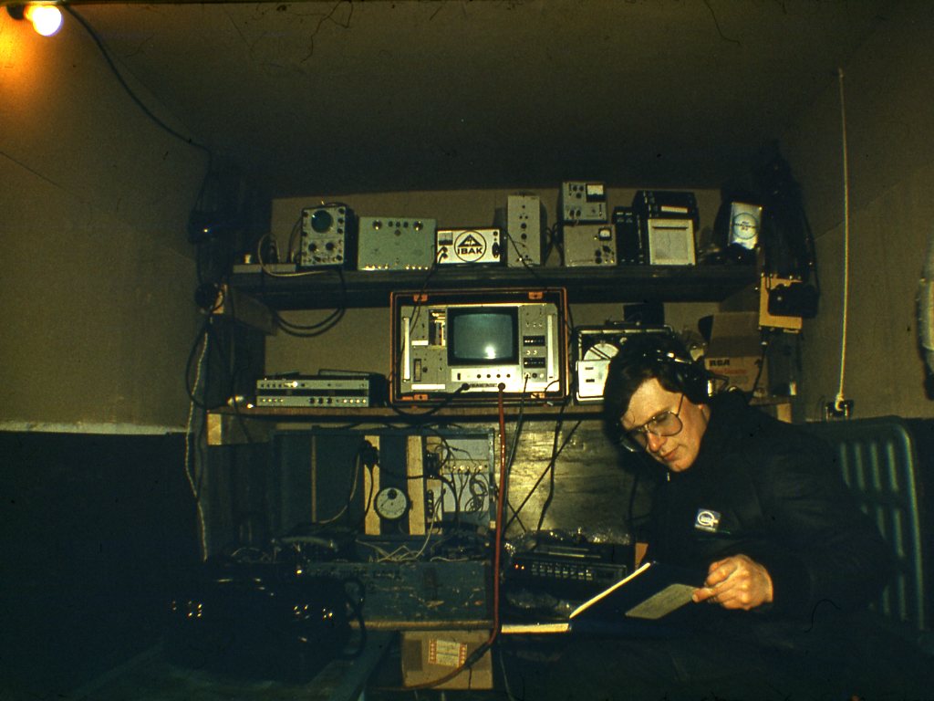 Леонид Бугров на сеансе связи с подводным домом «Спрут» Леонид Бугров на сеансе связи с подводным домом «Спрут»