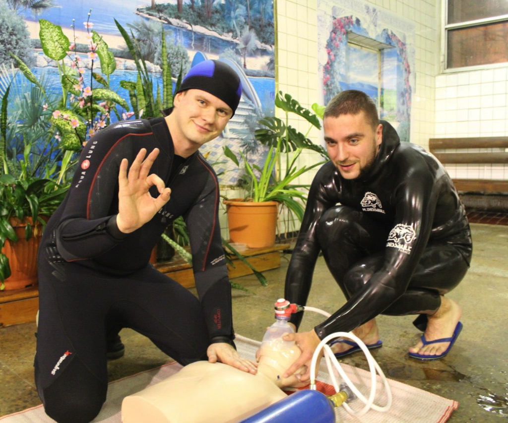 Спасение пострадавшего с отсутствующим дыханием с принудительной подачей 100% кислорода Спасение пострадавшего с отсутствующим дыханием с принудительной подачей 100% кислорода