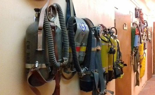 Экспозиция оборудования в дайвцентре Экспозиция оборудования в дайвцентре
