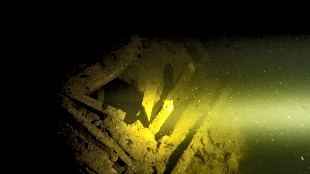 загадочная дырка (отверстие) на не найденный (пока) нижний уровень загадочная дырка (отверстие) на не найденный (пока) нижний уровень