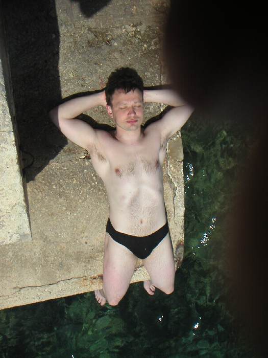 Максим загорает Максим загорает