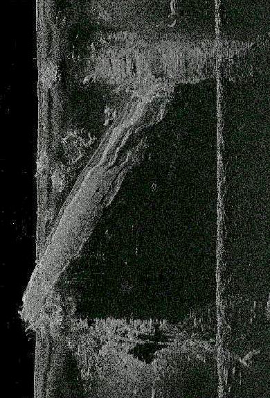 Обломок корпуса миноносца Обломок корпуса миноносца