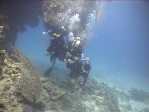 С другого кадра пещера в рифе. С другого кадра пещера в рифе.