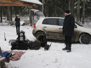 снаряжение в снегу снаряжение в снегу