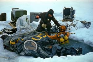 Установка подводного дома "Спрут" подо льдом дрейфующей станции СП-23, 1977 год
фото Шестакова Николая Михайловича Установка подводного дома "Спрут" подо льдом дрейфующей станции СП-23, 1977 год
фото Шестакова Николая Михайловича